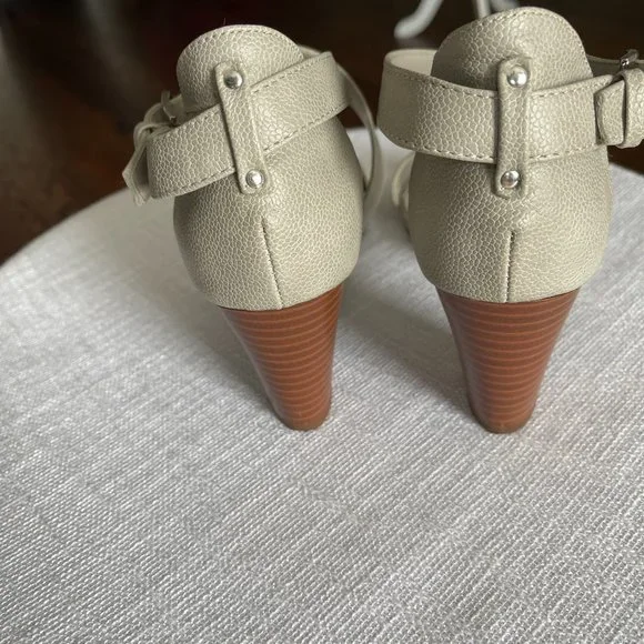 American Living gray sandals, size 7.5 (silver tone buckle) - Picture 6 of 7